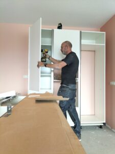 DNNK Keukenmontage aan het werk, hier stel ik de fronten van een hoge kast.