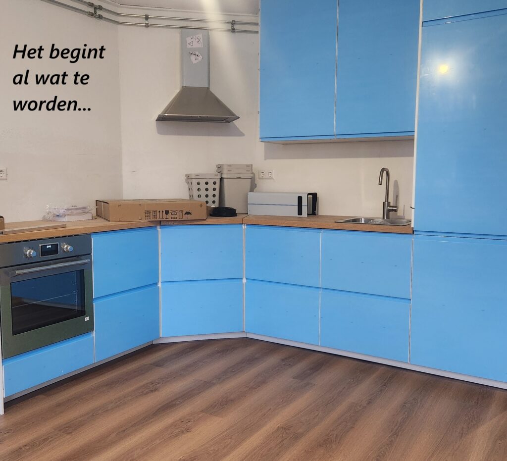 Keuken is bijna klaar, nog even de puntjes op de I