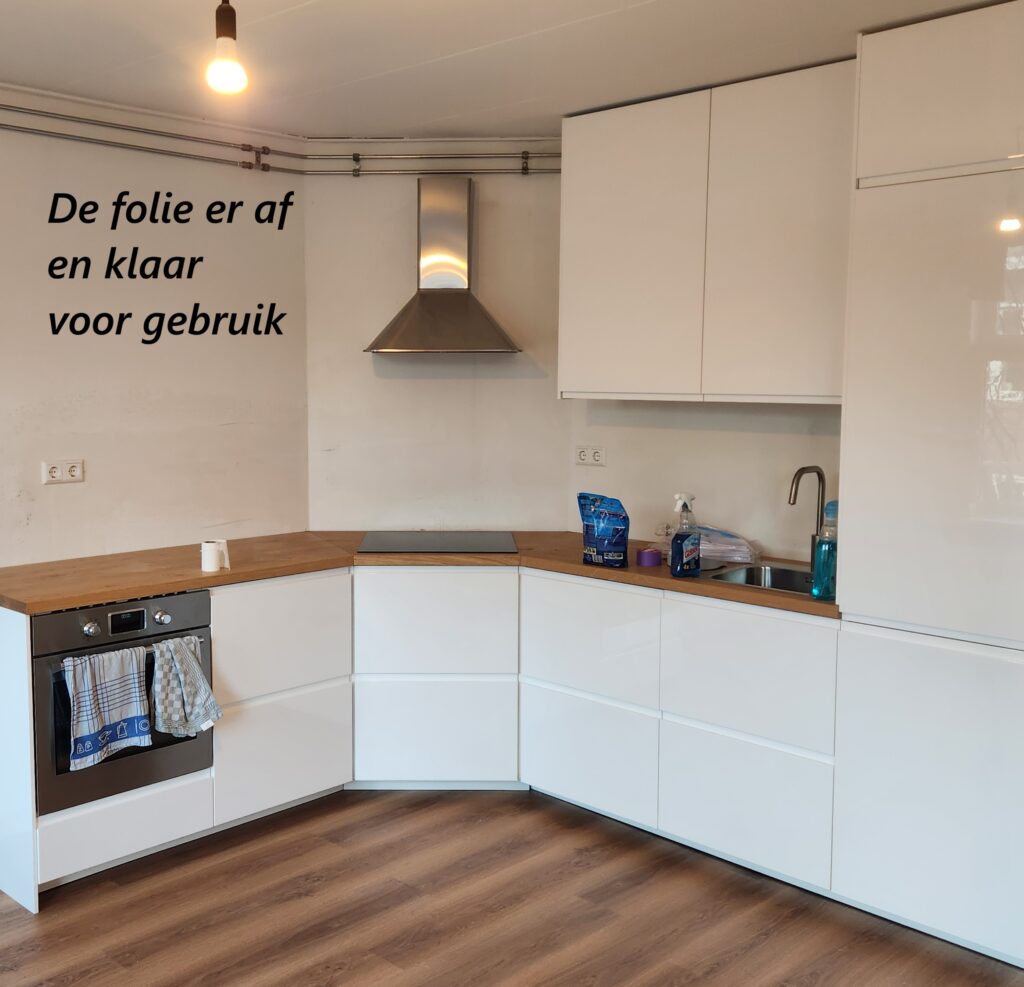 keuken volledig gemonteerd, de beschermfolie is eraf en klaar voor gebruik.